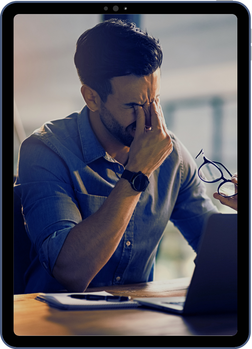 Tablet mostrando dashboard de absentismo laboral